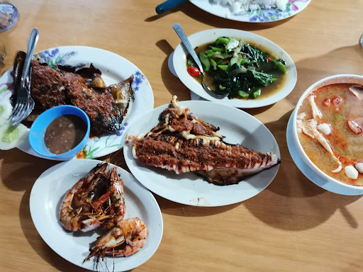 Medan Ikan Bakar Teluk Muroh ( Lumut, Perak ) Medan Ikan Bakar Teluk Muroh ( Lumut, Perak )